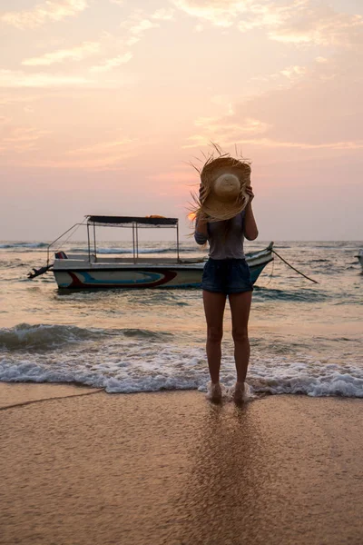 Chica Playa Sobre Fondo Puesta Sol —  Fotos de Stock