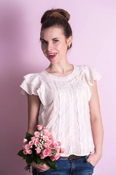 Bela Mulher Com Buquê Rosas — Fotografia de Stock