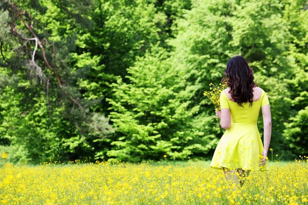 Kvinnor Njuter Naturen Äng Flickan Ängen Med Blommor Smörblommor — Stockfoto