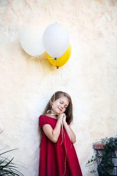 Balonlu Elbiseli Güzel Kız — Stok fotoğraf