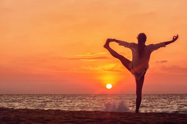 Mujer Joven Playa Hace Una Asana Equilibrio Natarajasana —  Fotos de Stock