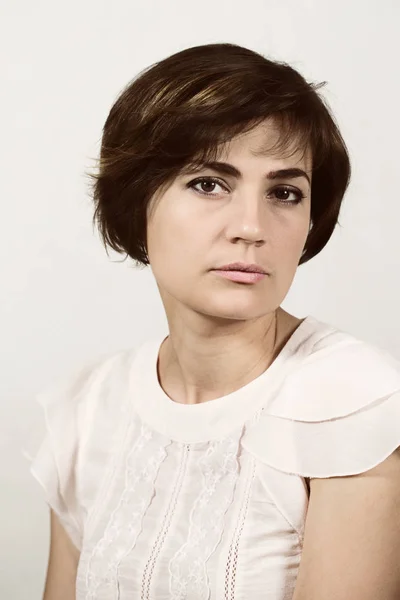 Retrato Una Mujer Con Pelo Corto —  Fotos de Stock