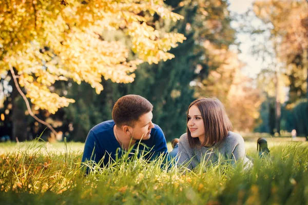 Joven Hermosa Pareja Está Acostada Prado Parque Otoño —  Fotos de Stock