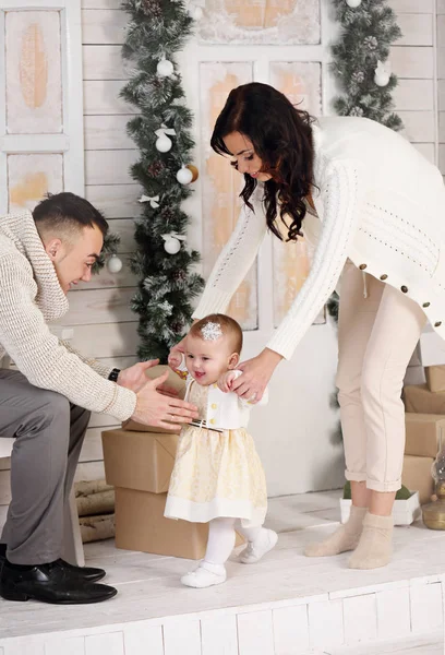 幸せな家庭 母と娘のクリスマスの装飾とポーチ 最初のステップ — ストック写真