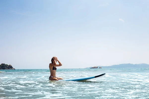Jovem Bela Mulher Bordo Para Surf — Fotografia de Stock