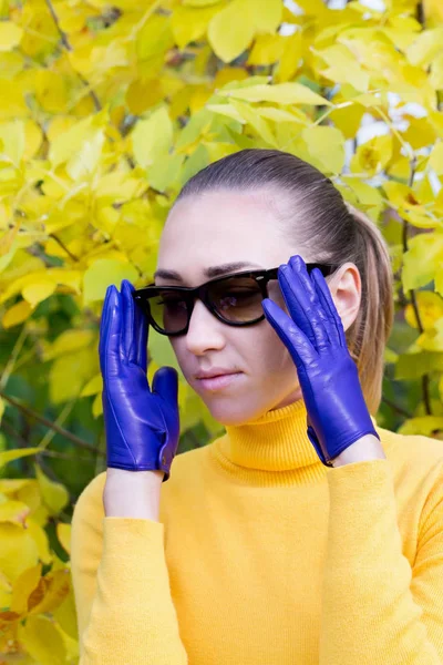 Žena Zářivě Žlutém Svetru Modré Rukavice — Stock fotografie