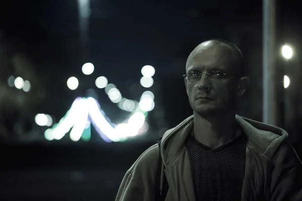 Joven Con Gafas Fondo Las Luces Ciudad Nocturna —  Fotos de Stock