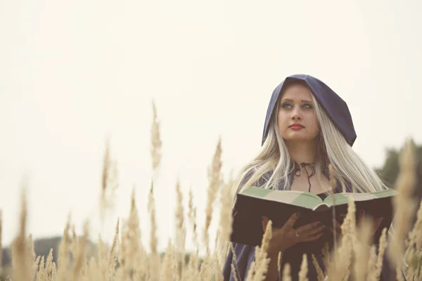 Rubia Pelo Largo Abrigo Azul Con Libro — Foto de Stock