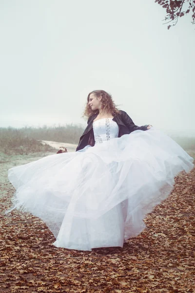 Красивая Невеста Букетом Фоне Туманного Поля — стоковое фото