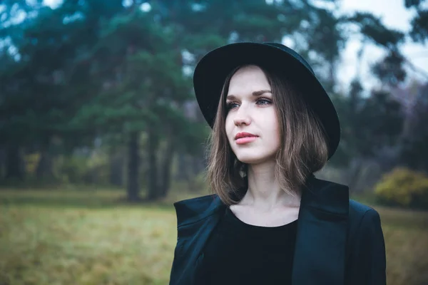 Retrato Uma Menina Bonita Chapéu Preto Floresta Outono Sombrio — Fotografia de Stock