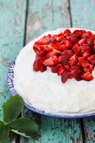 Cake Met Slagroom Aardbeien Voorjaar Dessert — Stockfoto