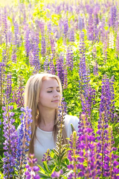 Vacker Blond Ung Kvinna Ett Fält Med Blommande Lupiner — Stockfoto