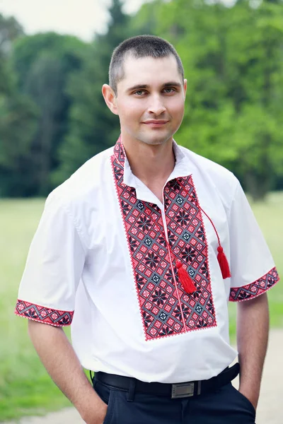 Joven Guapo Hombre Bordado Ucraniano — Foto de Stock