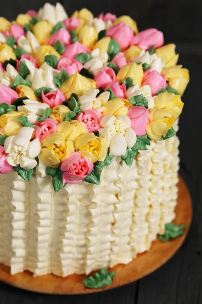 春の装飾が施された豪華なケーキ バレンタインの日 母の日のためのチューリップのバスケット — ストック写真