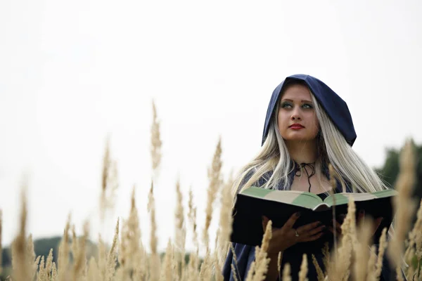 Bionda Dai Capelli Lunghi Cappotto Blu Con Libro — Foto Stock