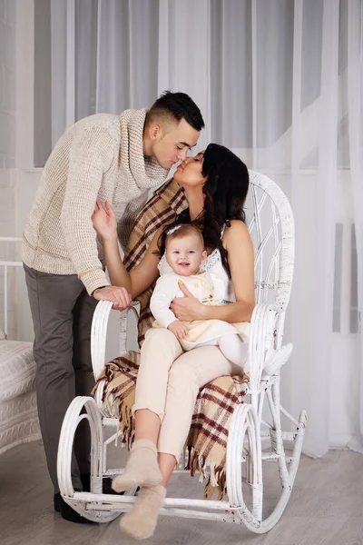 Jonge Ouders Met Een Kind Een Schommelstoel — Stockfoto