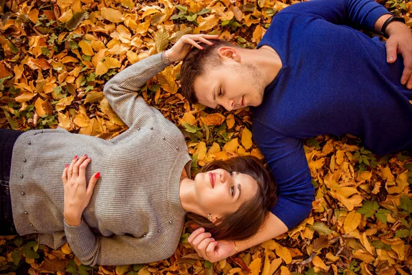 Молодой Человек Женщина Лежат Осенней Листве — стоковое фото
