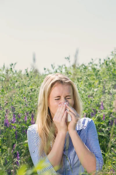 Donna Bionda Che Soffre Allergie Stagionali Nel Prato — Foto Stock