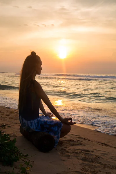 一个穿着莲花姿势的女孩与琴 Jnana Mudra — 图库照片