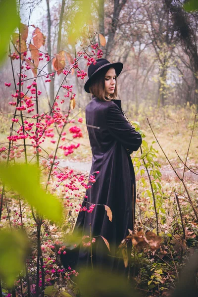 Frau Schwarzem Mantel Und Hut Bei Nebligem Wetter — Stockfoto