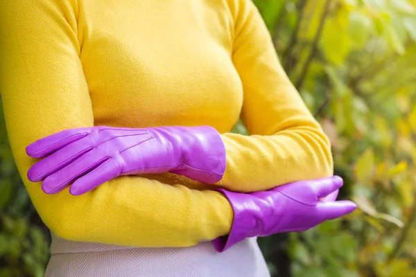 Frau Knallgelbem Pullover Und Rosa Handschuhen — Stockfoto