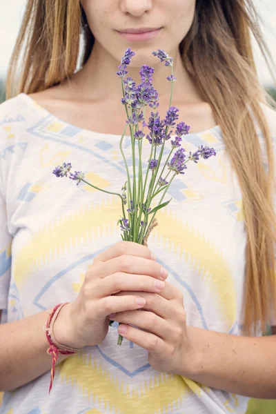 Giovane Donna Con Mazzo Lavanda Primo Piano — Foto Stock