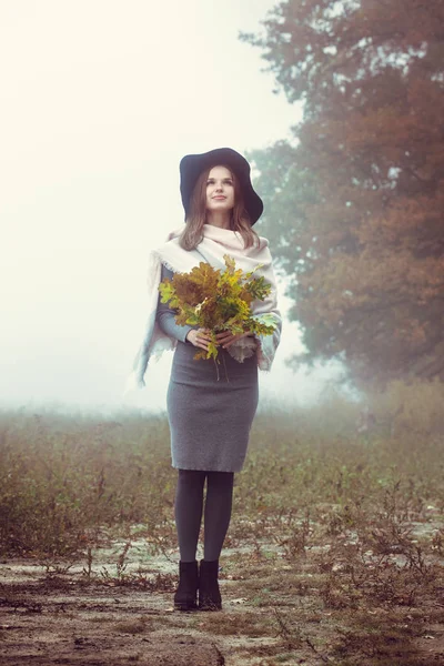 Una Hermosa Chica Con Sombrero Camina Bosque Otoño — Foto de Stock