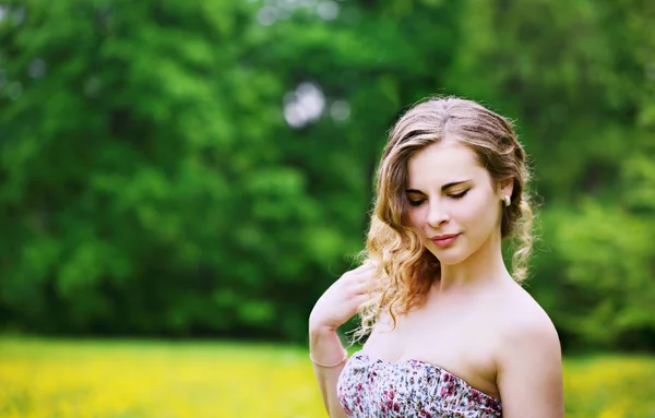 Femme Marche Travers Champ Boutons Portrait Une Femme Aux Cheveux — Photo