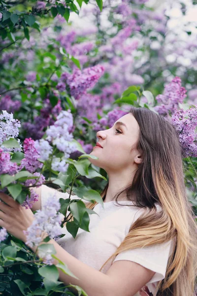 Mulher Bonita Jardim Primavera Com Lilases Florescendo — Fotografia de Stock