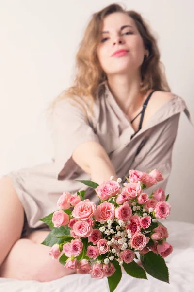 Frau Reicht Einen Strauß Rosen — Stockfoto