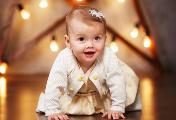 Küçük Kız Güzel Bir Elbise Eğlence Sürünür — Stok fotoğraf