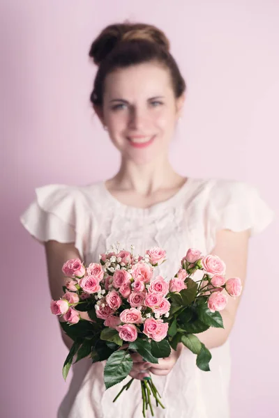 Mulher Segura Buquê Rosas — Fotografia de Stock