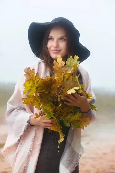 Krásná Dívka Klobouku Chodí Podzimní Les — Stock fotografie