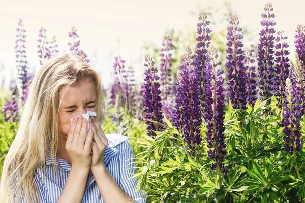 Donna Bionda Che Soffre Allergie Stagionali Nel Prato — Foto Stock