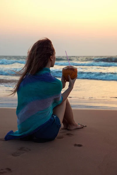 Jovem Com Coco Olha Para Pôr Sol — Fotografia de Stock