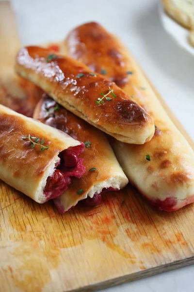 Zelfgemaakte Strudel Met Kersen Een Rustieke Stijl — Stockfoto