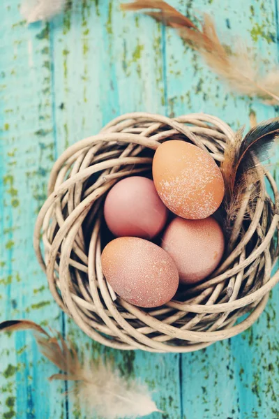 Uova Pasqua Nido Uno Sfondo Legno — Foto Stock