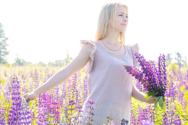 Vacker Blond Ung Kvinna Ett Fält Med Blommande Lupiner — Stockfoto