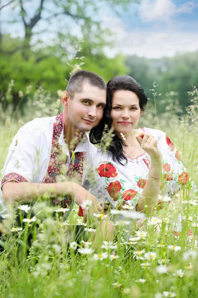 新郎和新娘在乌克兰风格的婚礼上 — 图库照片
