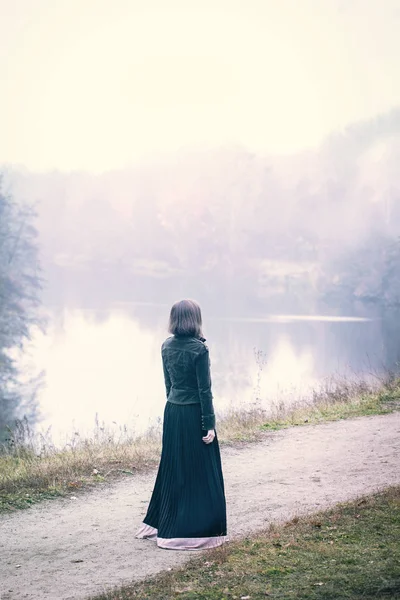Жінка Старому Одязі Ходить Туманній Погоді — стокове фото