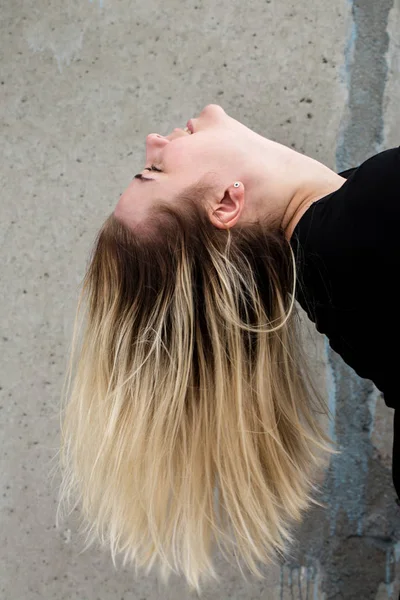 Chica Inclinó Cabeza Hacia Abajo Sobre Fondo Gris —  Fotos de Stock