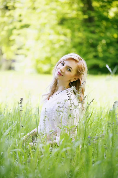 Jovem Menina Bonita Sentada Grama — Fotografia de Stock