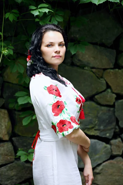 ウクライナ スタイルの刺繍とドレスの美しい花嫁 — ストック写真