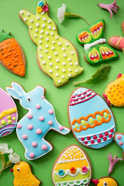 Easter Gingerbread Multicolored Glaze Green Background — Stock Photo, Image