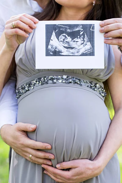 Giovane Bella Coppia Previsione Bambino — Foto Stock