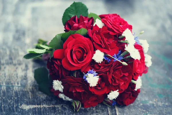 Bellissimo Bouquet Rose Rosse Fiordalisi Garofani — Foto Stock