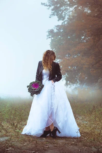 Beautiful Bride Bouquet Background Foggy Field — Stock Photo, Image