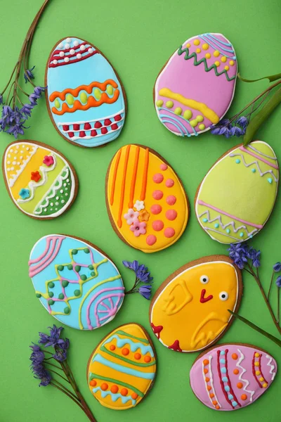 Easter Gingerbread Multicolored Glaze Green Background — Stock Photo, Image