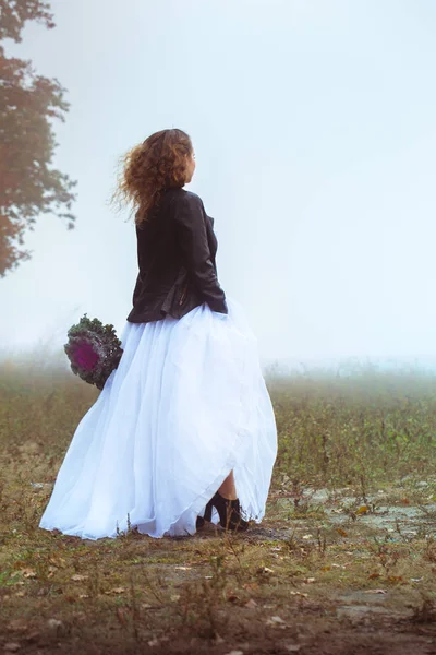 Egy Egy Csokor Háttérben Egy Ködös Mező Gyönyörű Menyasszony — Stock Fotó