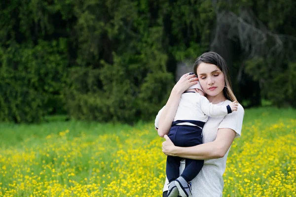 Mãe Ternamente Abraçando Seu Filho Natureza — Fotografia de Stock